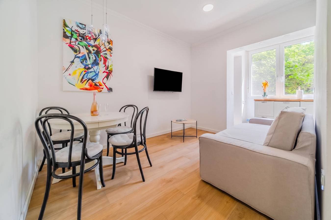 Central Cozy 2 Bedroom Apartment 1