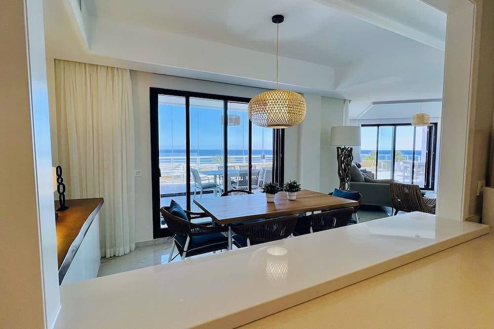 Foto 13 von 30: New Listing, Unique apartment beachfront. Large terrace to the sea