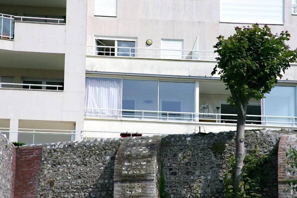 Foto 8 von 21: Voll ausgestattetes Studio mit Balkon, Blick auf das Meer, den Yachthafen und die Stadt