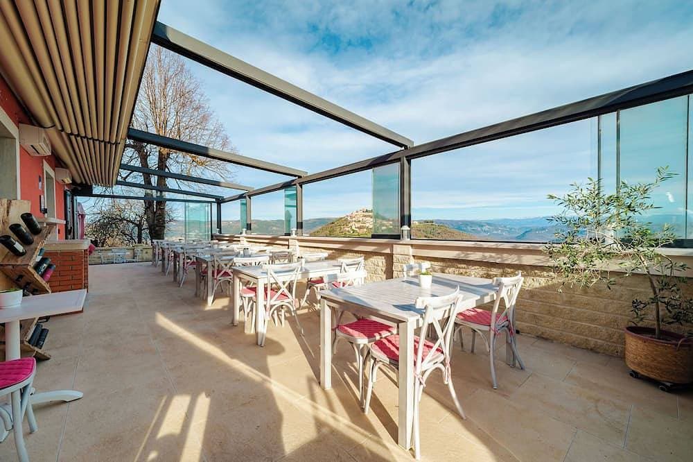 Foto 10 von 12: Romantic 8-bedroom boutique hotel in Motovun with panoramic view