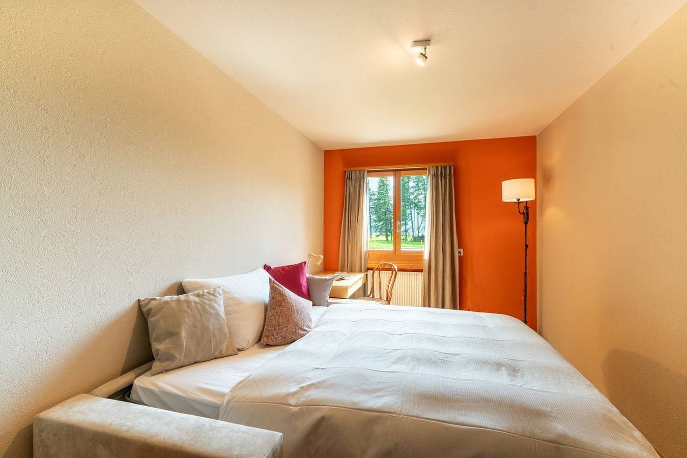 Foto 12 von 25: Chesa Tscheppa 1 – Wohnung mit Seeblick & Gartensitzplatz