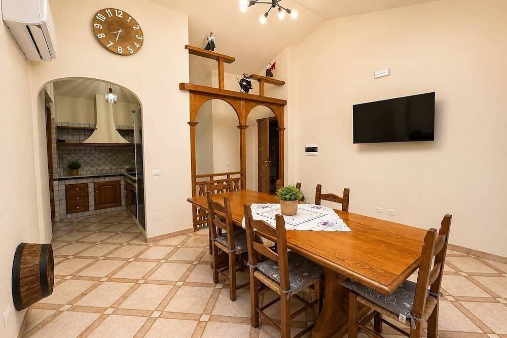 Foto 6 von 10: Sunset in Seu, 150 meters from the beach. Ideal for families and couples.