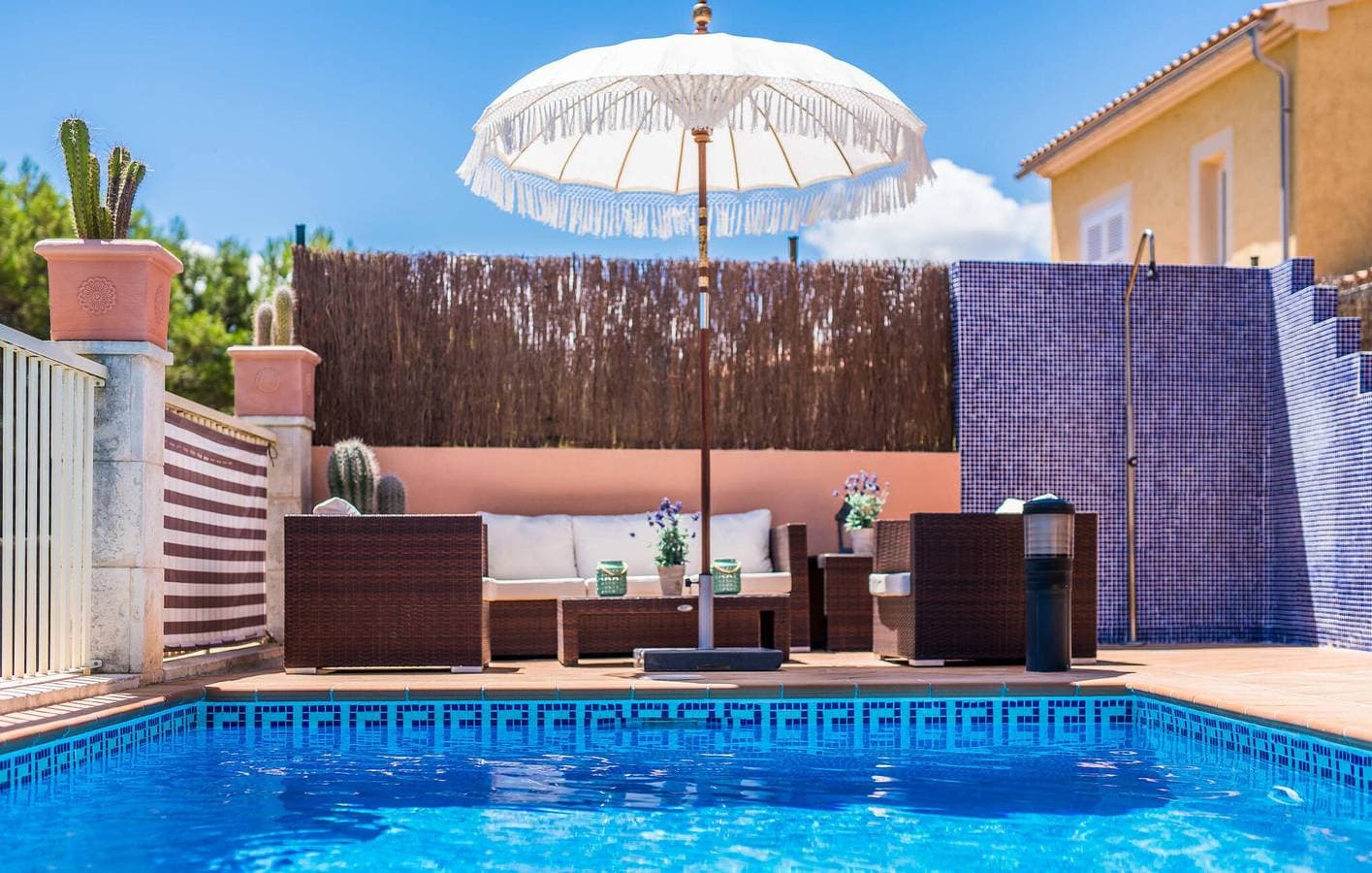 Foto 12 von 41: Apartment mit Meerblick, Pool, Küche und AC, 1,5 km von Cala Mitjana entfernt