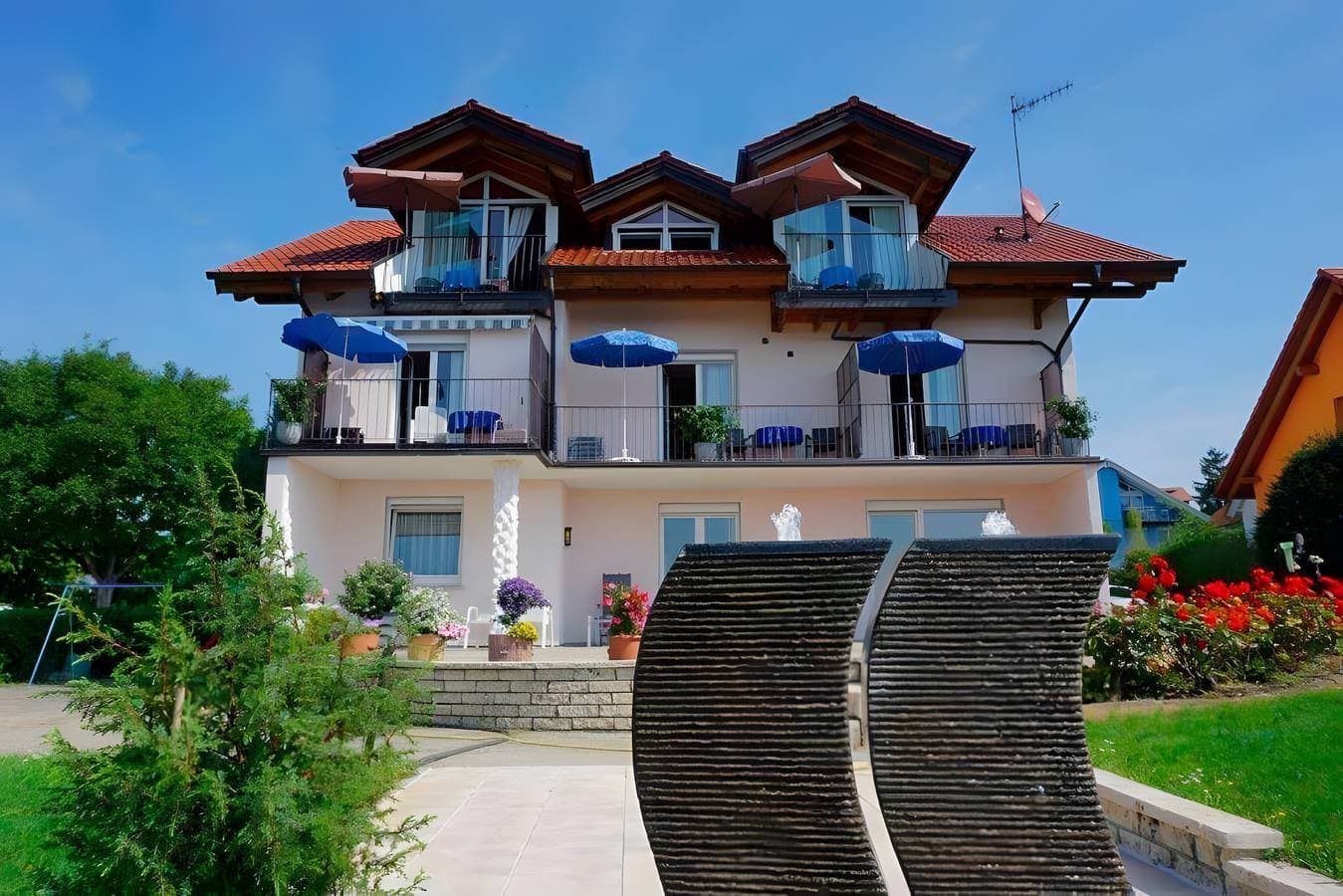 Foto 3 von 13: Haus Eva Hagnau am Bodensee - Doppelzimmer mit Balkon & Seeblick
