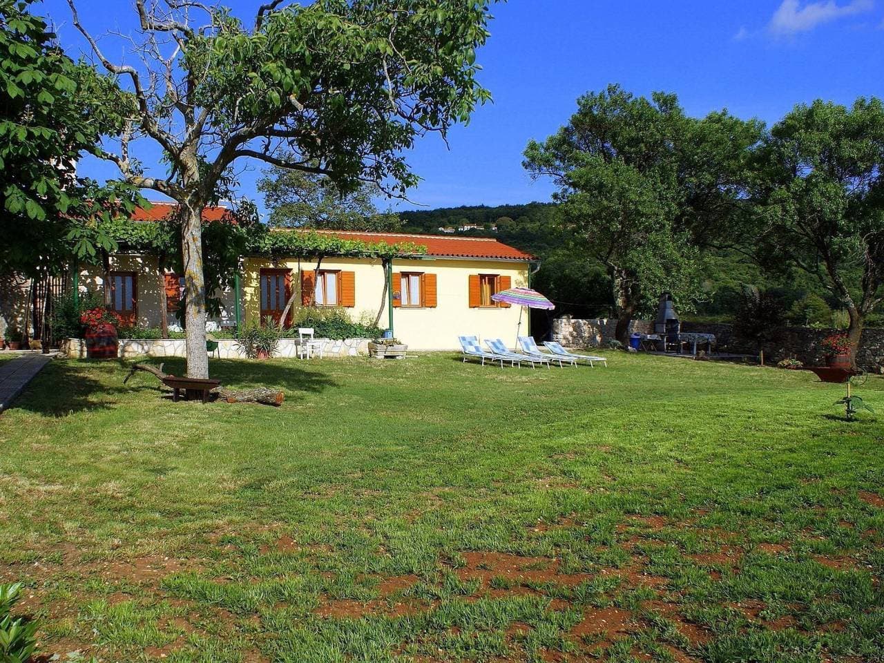 Foto 3 von 24: Charmantes Ferienhaus in Bartići mit Terrasse