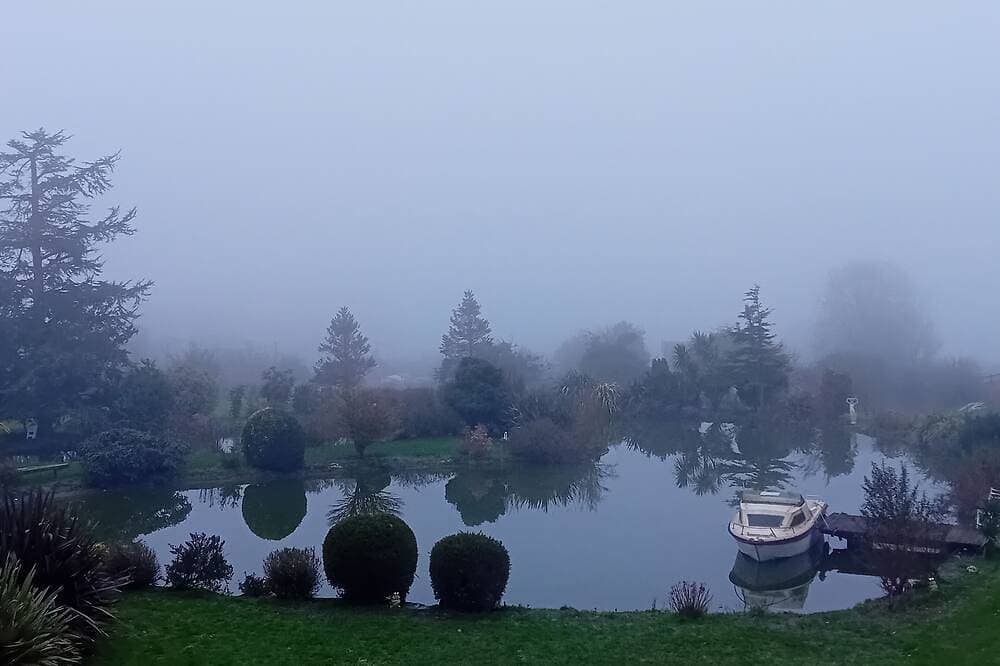Foto 10 von 13: Suite Familiale Spacieuse vue sur Plan D'eau et sur les Hauteurs des Marais