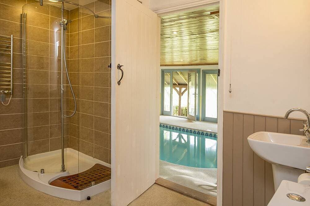 Foto 5 von 18: Ein luxuriöses Selbstversorger-Rückzug für zwei, mit Innenpool und Whirlpool.