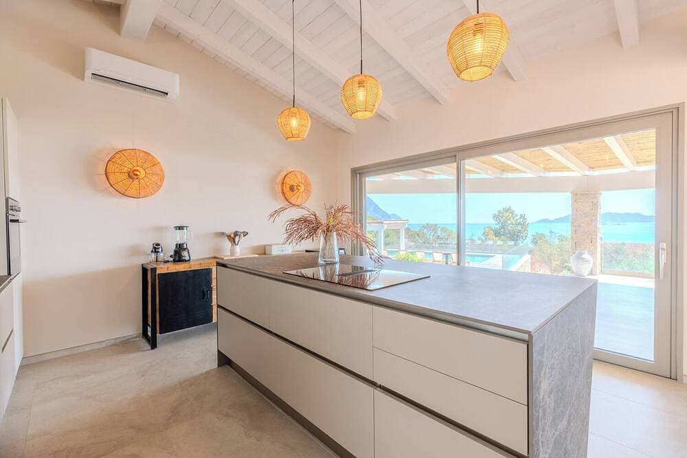 Foto 6 von 30: Contemporary Coastal Living: The New Villa Muvrunara