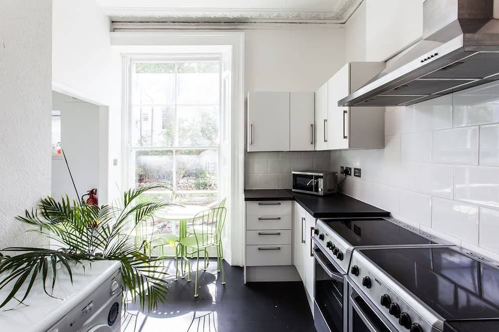 Foto 13 von 17: Budget-Studio-Gemeinsames Badezimmer