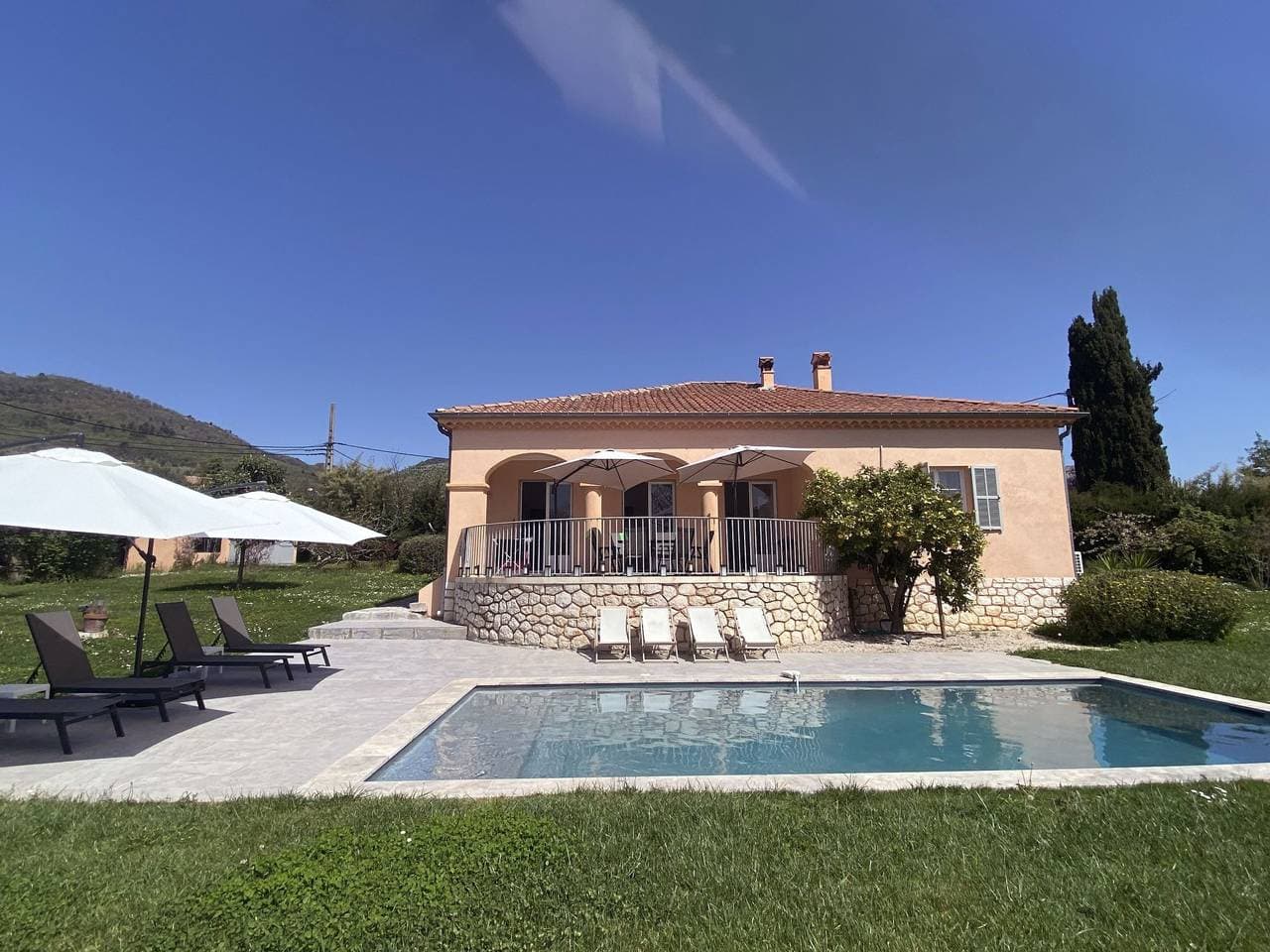 Foto 7 von 32: Geräumige und elegante Villa mit großem Garten, Swimmingpool und 3 Schlafzimmer