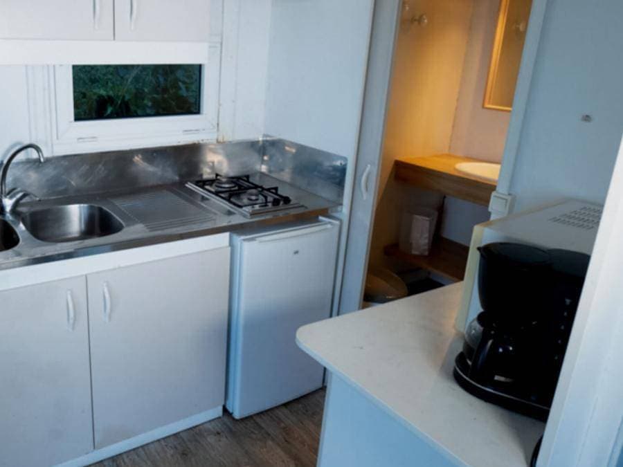 Foto 6 von 40: Camping Village de Reneville - Chalet 2 personen - Chalet Komfort - 20m² - 1 Zimmer