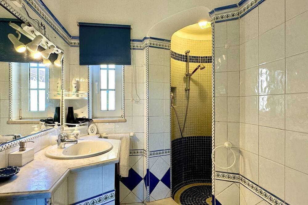 Foto 6 von 27: A south-facing, Mediterranean-style villa on 2 levels, walled and gated in a tranquil country setting, yet only 10 minutes from the popular historic, seafront city of Lagos in the Western Algarve