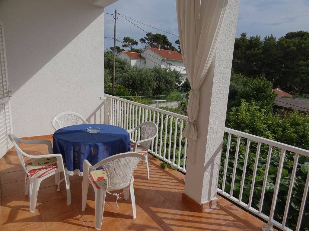Foto 11 von 13: 2-Zimmer-Ferienwohnung mit Terrasse und Meerblick Rab A-16359-a