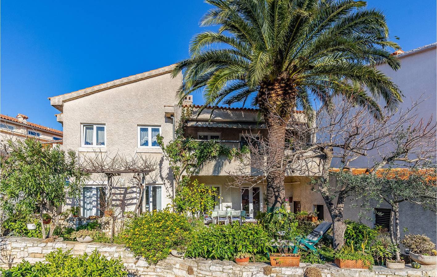 Charmantes Apartment mit Terrasse, WLAN und Parkplatz, 1 km vom Strand Havajka entfernt 1