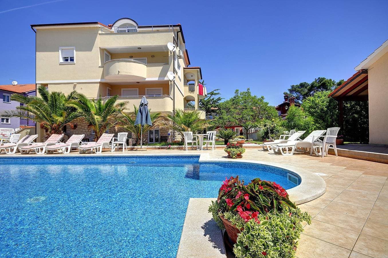 Foto 3 von 23: Zum Sandstrand sind es wenige Gehminuten - genießen Sie aber auch die Zeit am Pool