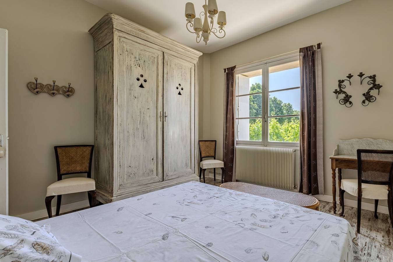 Foto 10 von 25: Ferienhaus 'Les Marronniers' mit Pool und Blick auf die Weinberge in Montagne