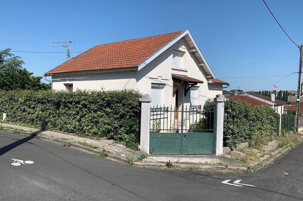 Cognac - Quiet residential area - 620 m2 wooded plot, 1