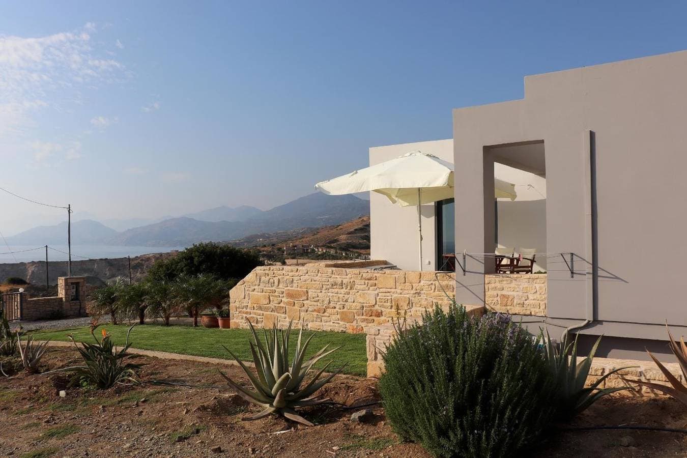 Foto 4 von 41: Weiter Blick auf Landschaft und Meer, Pool, 4 Pers. | Ferienhaus Triopetra, Kreta