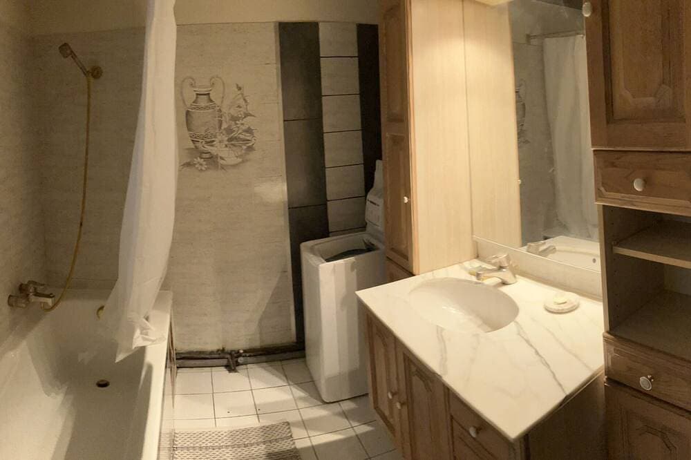 Foto 7 von 30: Ferienhaus-Ensuite mit Bad-Bergblick
