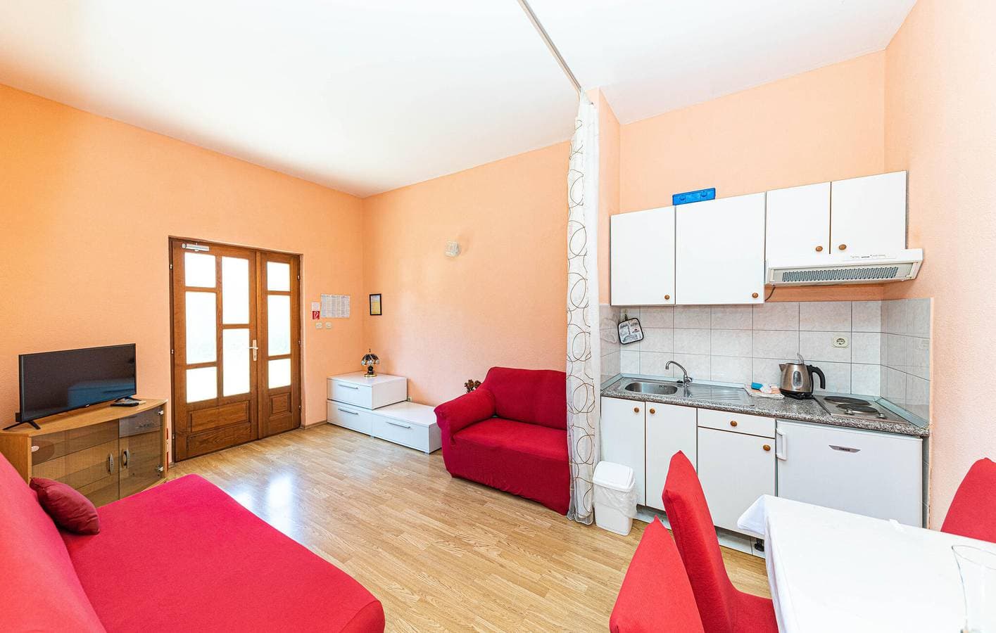 Foto 4 von 22: Reizende Ferienwohnung in Makarska: 700 m bis zur Küste, WLAN, Parkplatz und mehr!