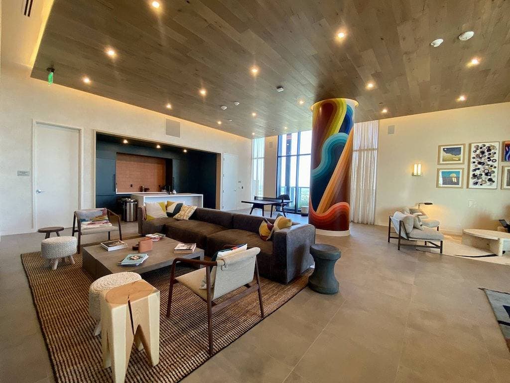 Foto 2 von 34: Luxury Condo w/ Lake View -Walk to Rainey & Lake, Pool, Gym, King Bed, Nespresso