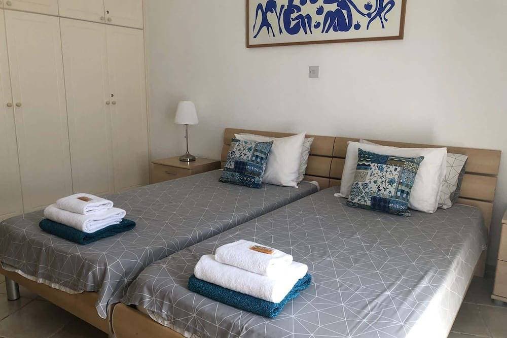Foto 6 von 26: Limnaria Villas - Comfy 2Br, 2 bath Ground Floor Apart. Pvt Garden