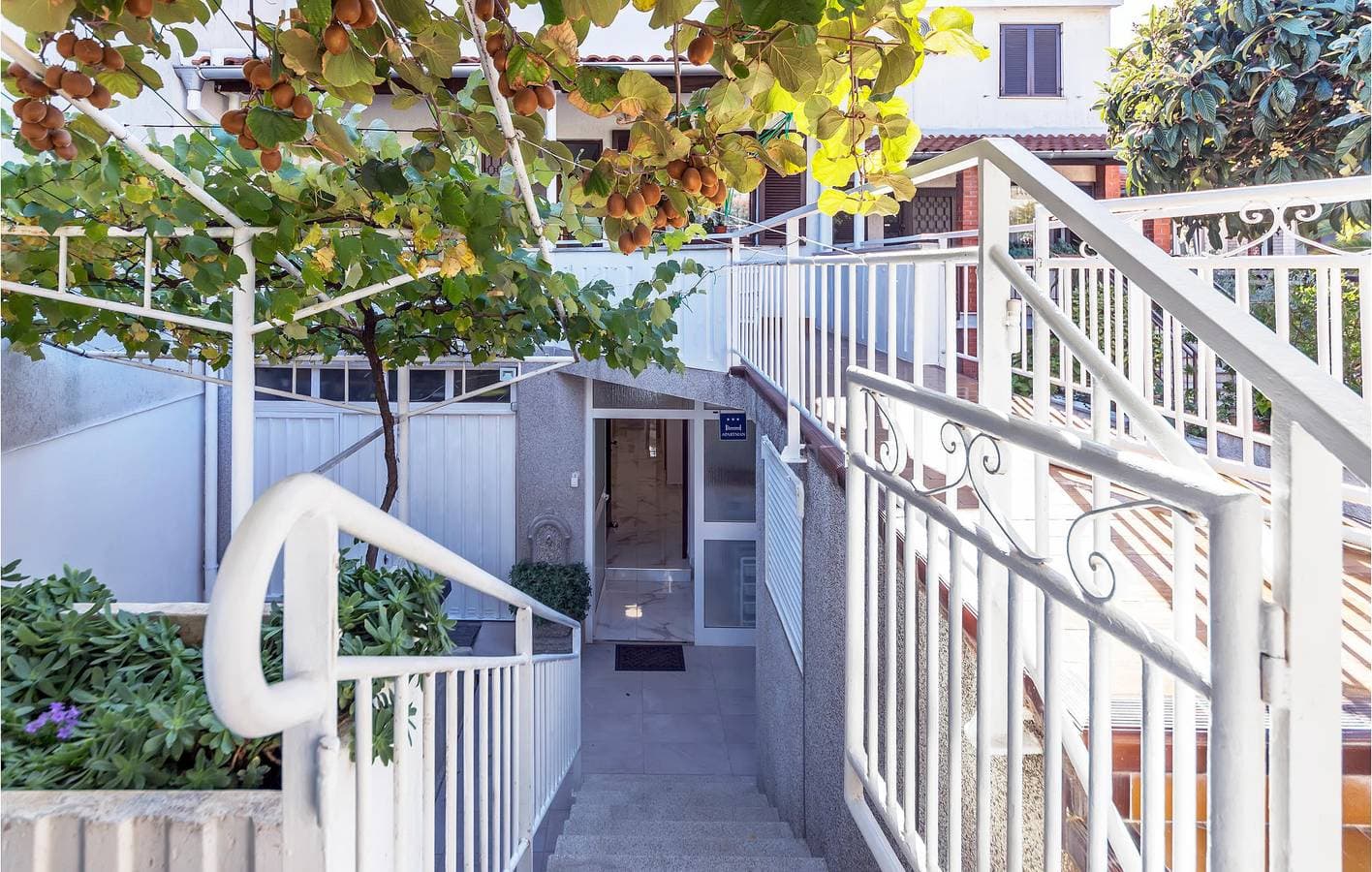 Foto 12 von 29: Gemütliche Ferienwohnung mit Terrasse, Parkplatz und WLAN, in Strandnähe – Havajka 2 km