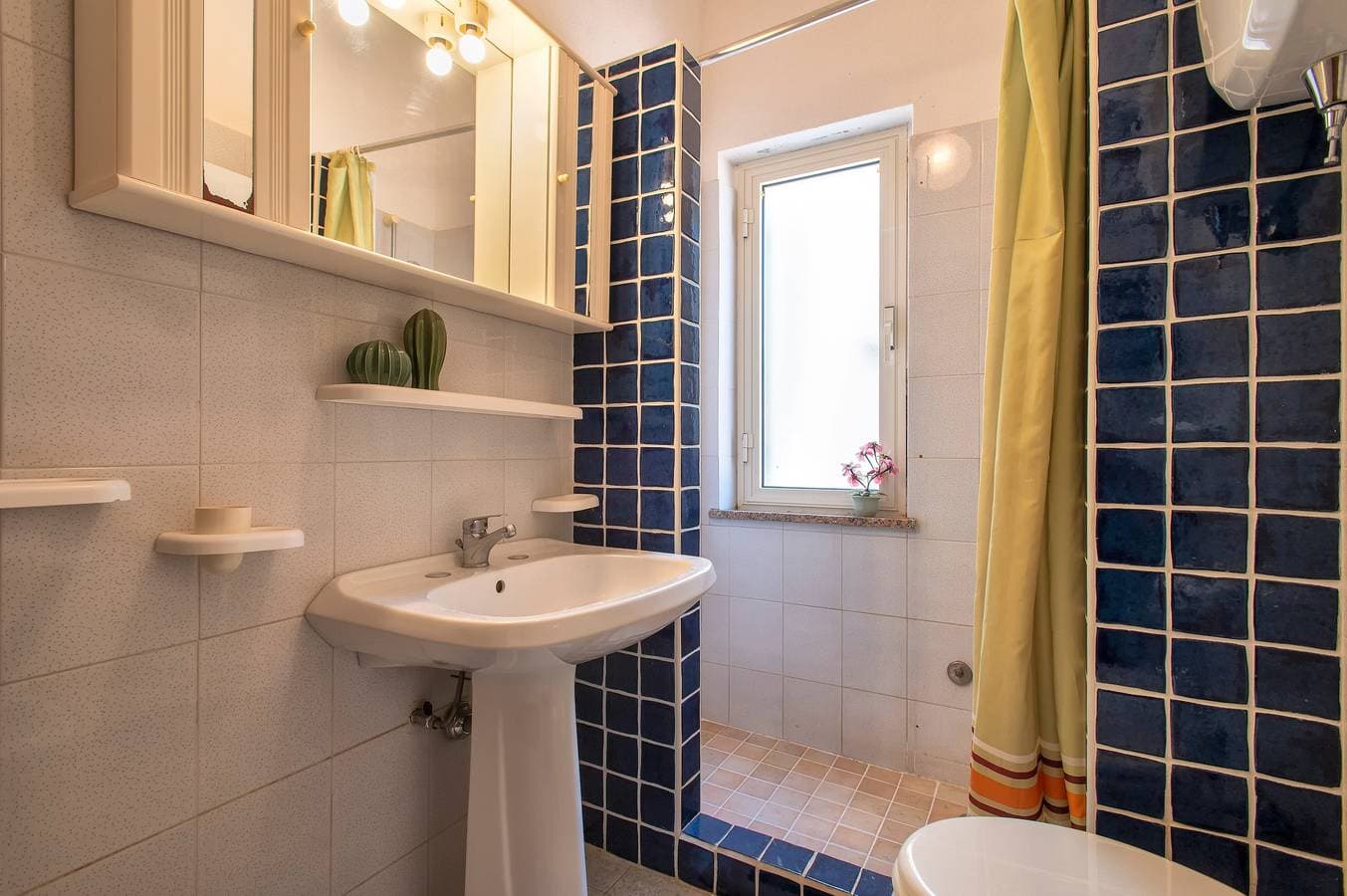 Foto 11 von 30: Ferienwohnung "Panoramico Isola Rossa" mit Meerblick, privater Terrasse und Klimaanlage
