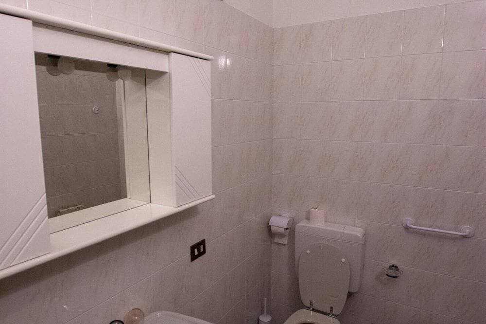 Foto 6 von 27: Traumhafter Balkon über dem See mit schönem Pool, Palmen und Olivenhain
