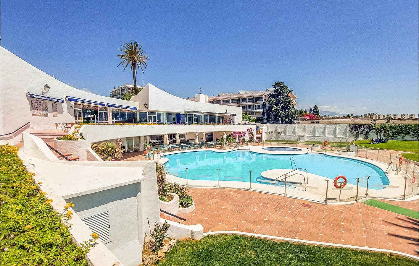 Foto 12 von 19: Appartement am Strand mit Klimaanlage, Parkplatz, Terrasse und Pool