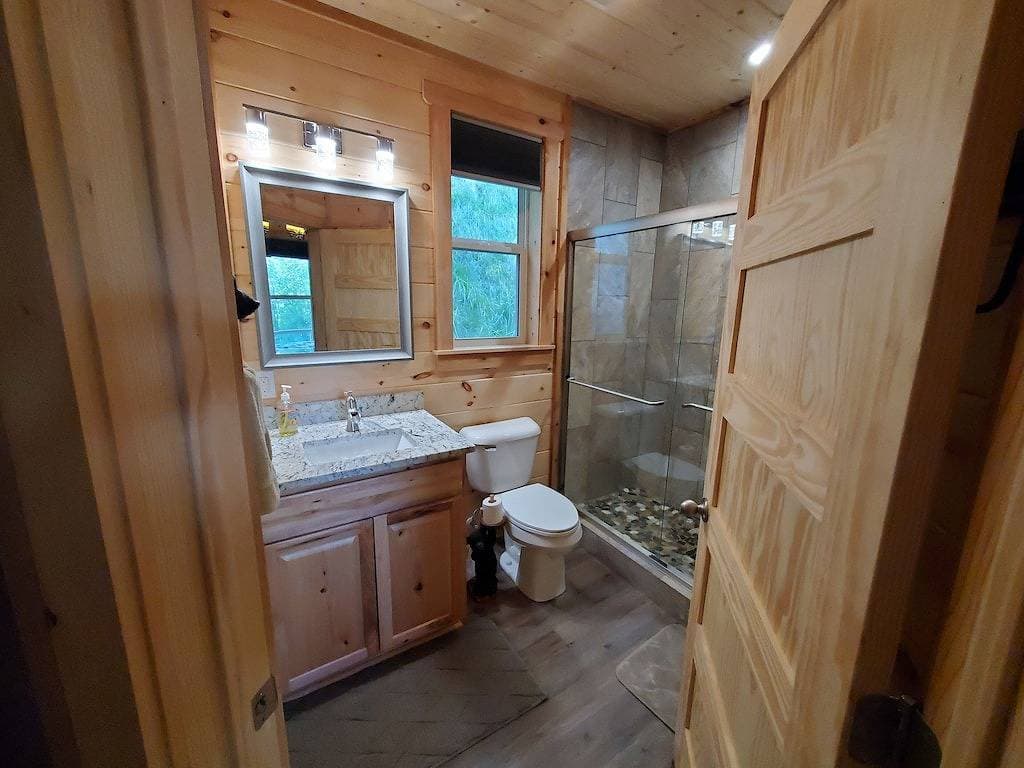 Foto 7 von 43: Private Cabin • Hot Tub • 2 Kings