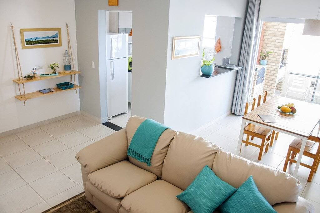 Foto 3 von 50: Neue Wohnung mit Gourmet-Balkon, Klimaanlage, 2 freien Zimmern, WLAN 20 Mb und Smart TV, 200 m vom Strand entfernt