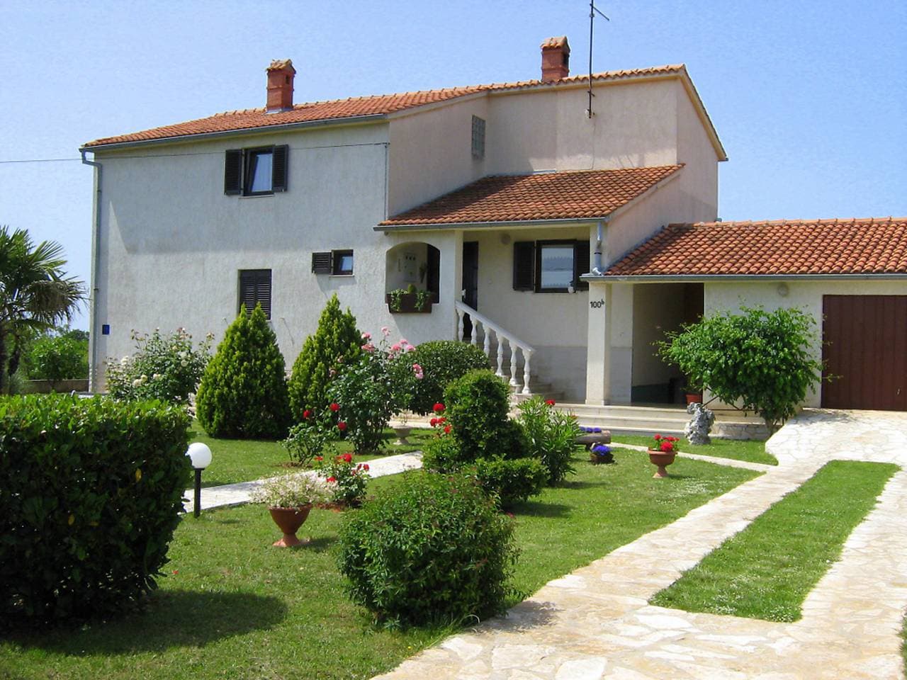 Kinderfreundliches, schönes Zweifamilienhaus Cvjetko 1