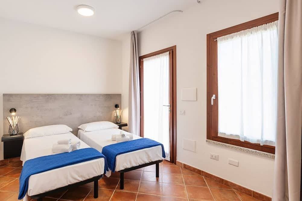 Foto 7 von 12: Two-room apartment of approximately 28 m2, located on the ground floor or first floor with sea view, composed of a living room with kitchenette, double sofa bed, double bedroom (joinable single beds), bathroom, balcony or veranda. Some apartments may hav