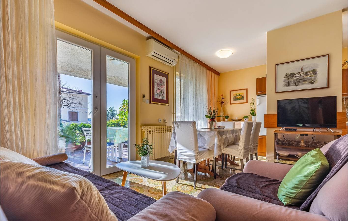 Foto 5 von 37: Charmantes Apartment mit Terrasse, WLAN und Parkplatz, 1 km vom Strand Havajka entfernt