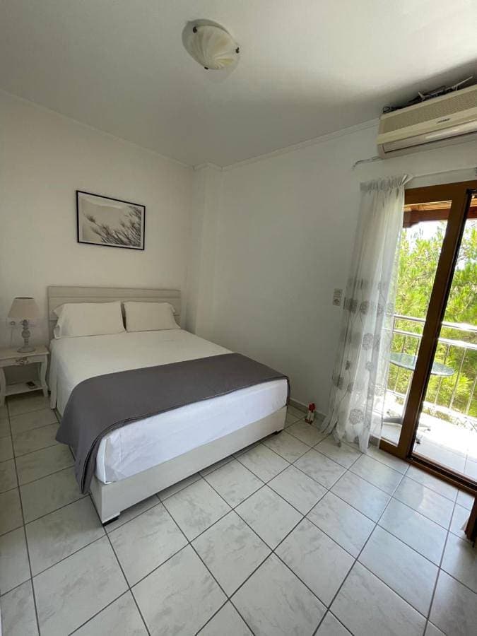 Foto 2 von 9: One-Bedroom Apartment with Side Sea View