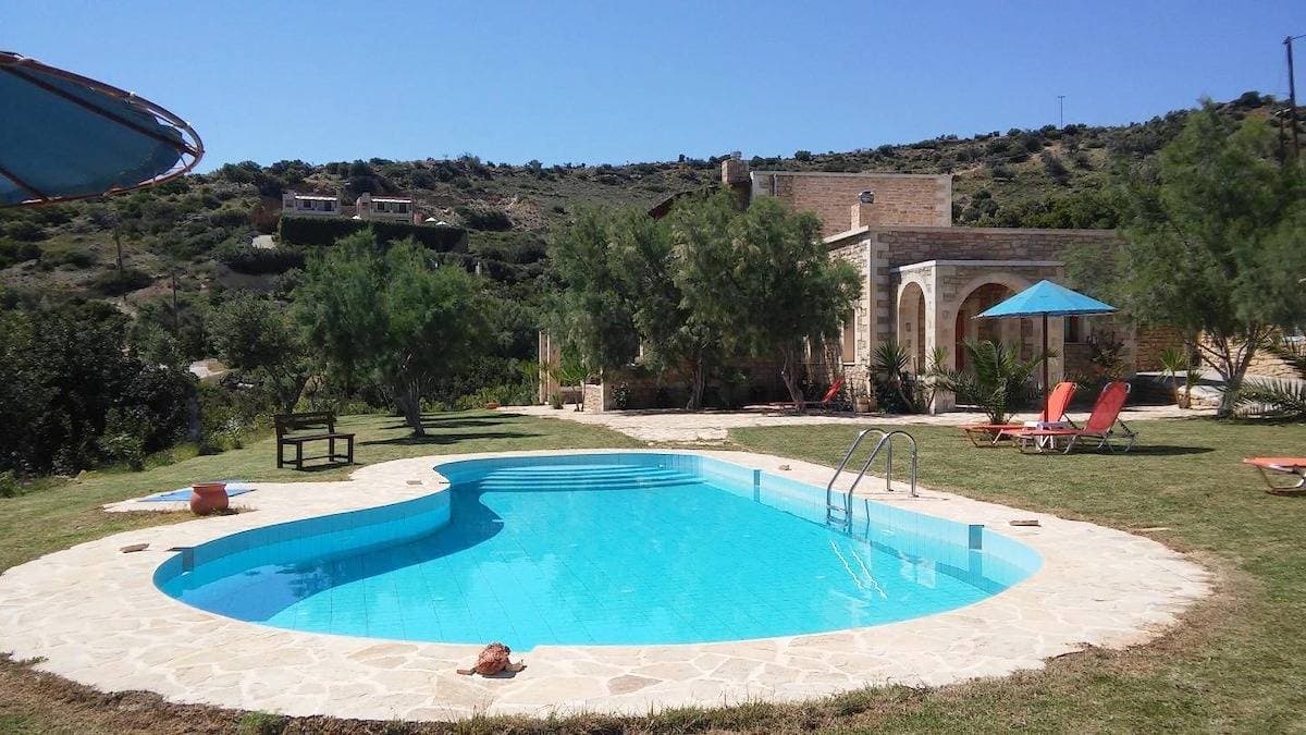 Ferienhaus mit Pool, großer Garten, idyllisch und ruhig, Wifi | Triopetra, Kreta 1