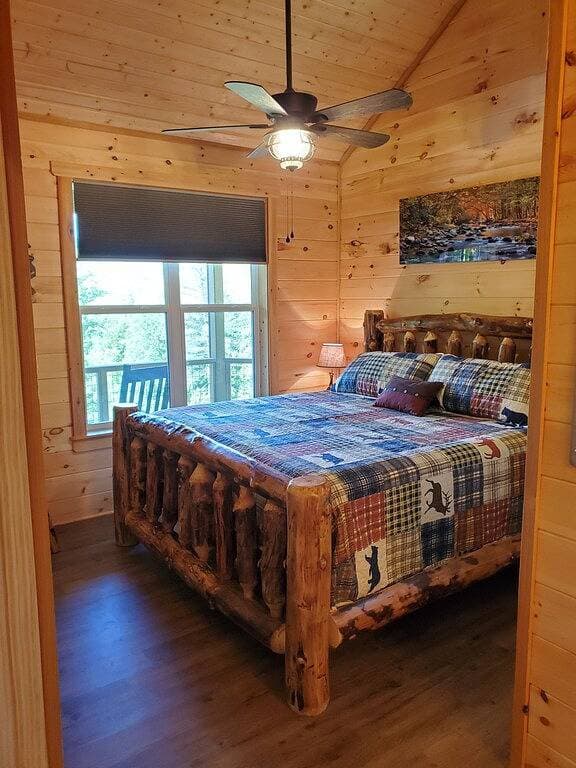 Private Cabin • Hot Tub • 2 Kings 1