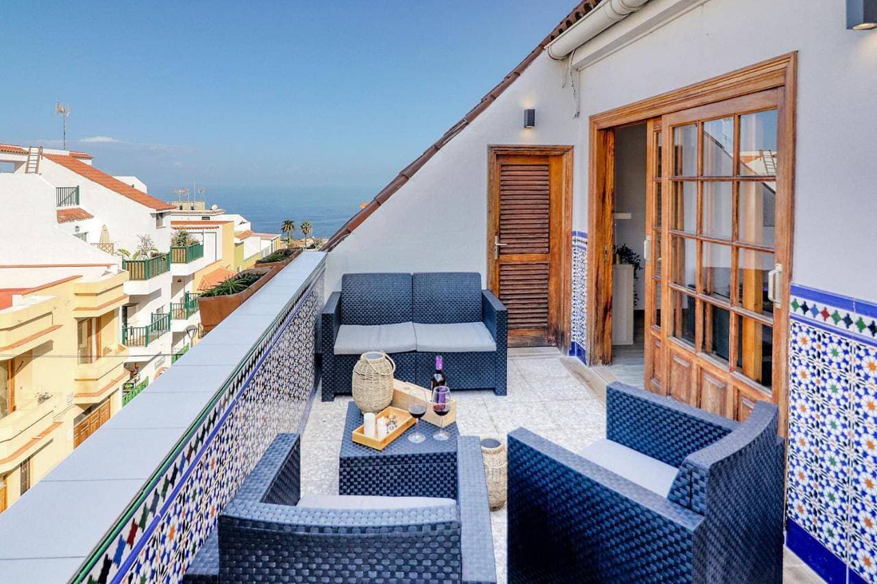 Cozy Retreat with Ocean Views, Private Terrace & Ensuite 1