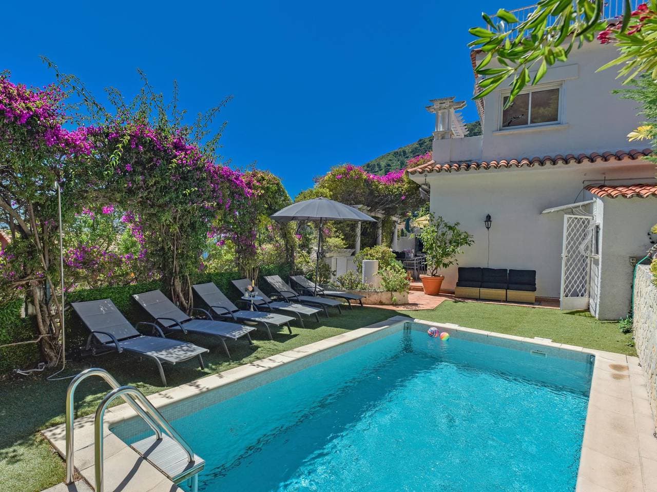 Villa mit privatem Pool und Panoramablick 1