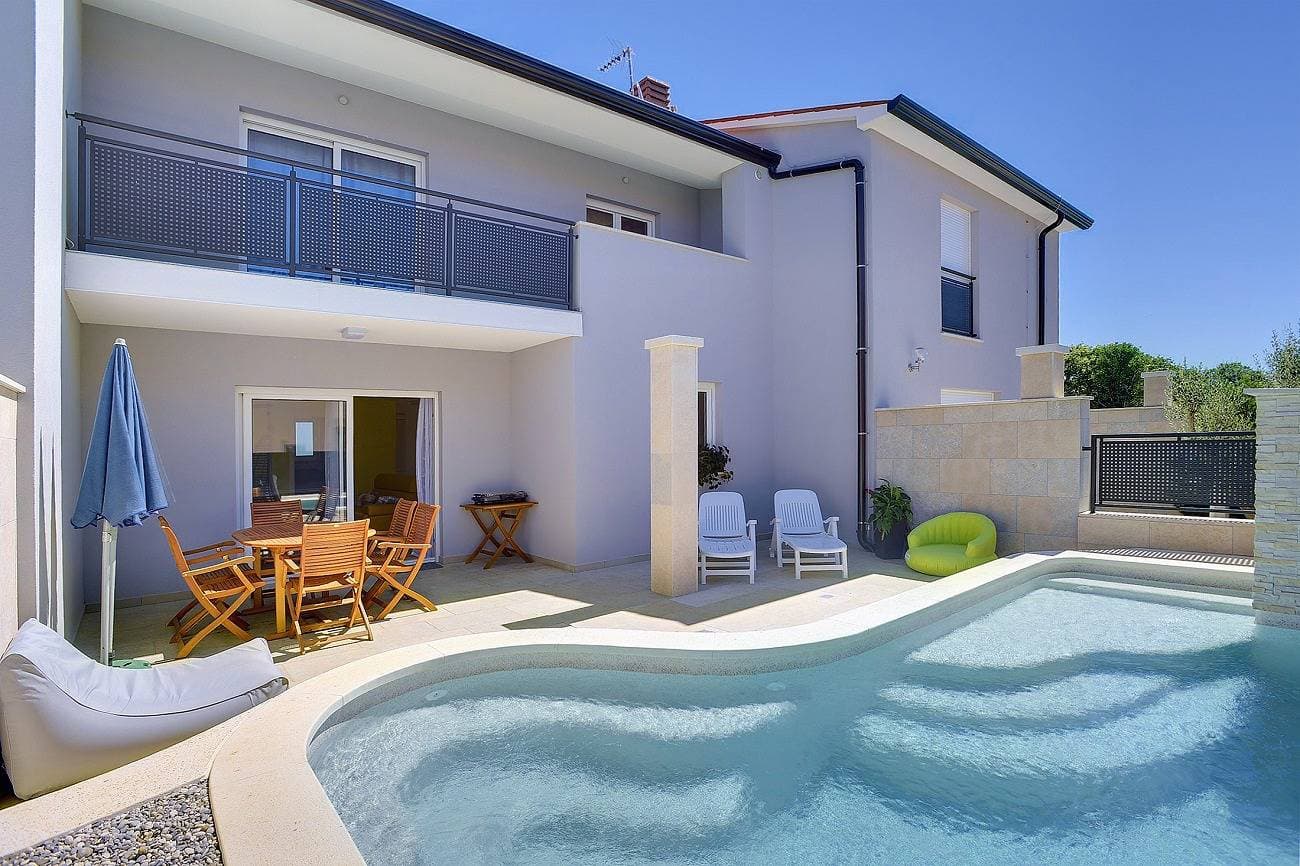 Strandnahe Villa mit privatem Pool, WLAN, Terrasse, Grill 1