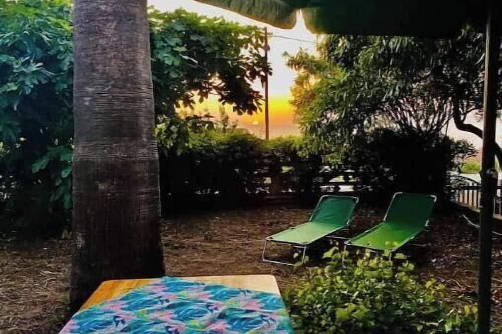 Apartment in a villa under a large palm tree and garden 1